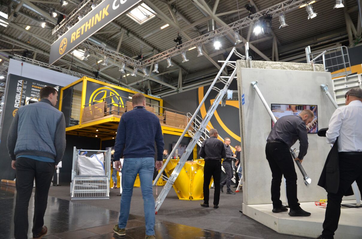 Messestand von ROBUSTA-GAUKEL mit dem Exponat RAPID-R Schrägstütze zum Abstützen von Fertigteilen und Systemschalungen.