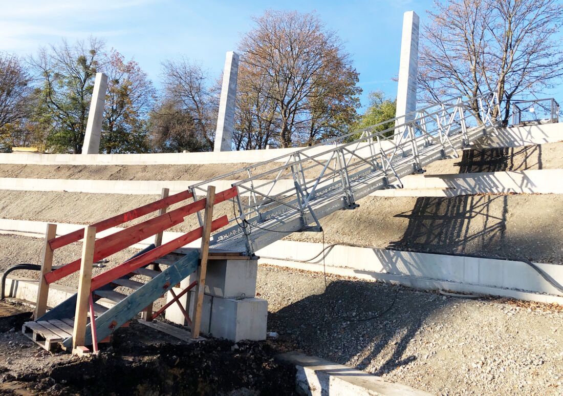 Der MULTI-Steg bietet sicheren Laufweg, ist aus verzinktem Stahl und schnell montiert. © ROBUSTA-GAUKEL