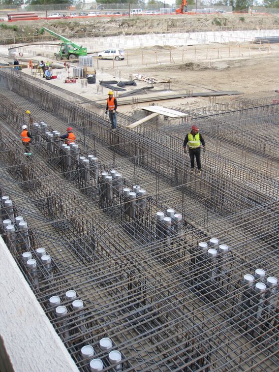 Baustelle mit Verankerungssets im Einsatz.